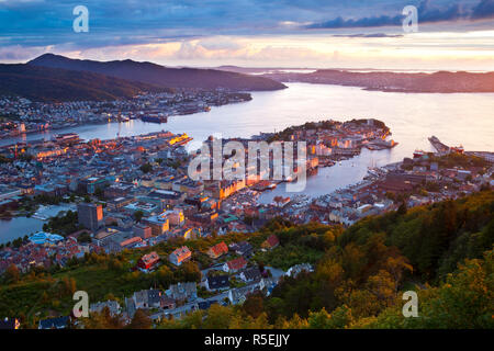 Vista in elevazione oltre il centro di Bergen accesa al tramonto, Bergen Hordaland, Norvegia Foto Stock