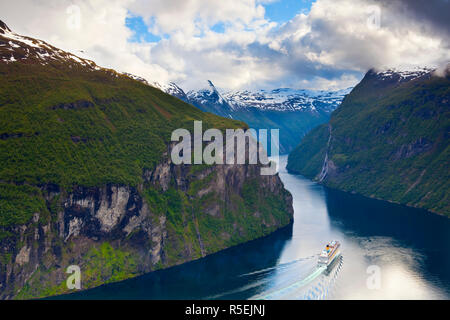 Una nave da crociera naviga attraverso una curva nella drammatica Geiranger Fjord, Geiranger, More og Romsdal, Norvegia Foto Stock