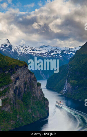 Una nave da crociera naviga attraverso una curva nella drammatica Geiranger Fjord, Geiranger, More og Romsdal, Norvegia Foto Stock