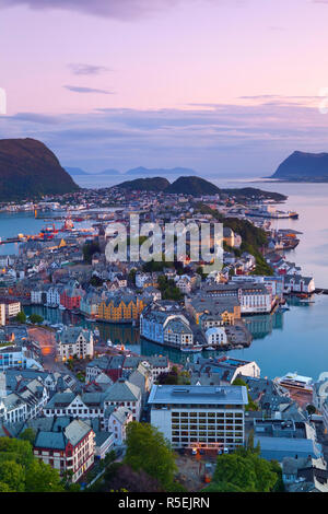 Vista in elevazione su Alesund al crepuscolo, Sunnmore, More og Romsdal, Norvegia Foto Stock