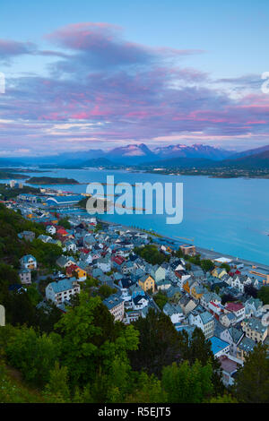 Vista sulla città circonda al tramonto, Alesund, Sunnmore, More og Romsdal, Norvegia Foto Stock