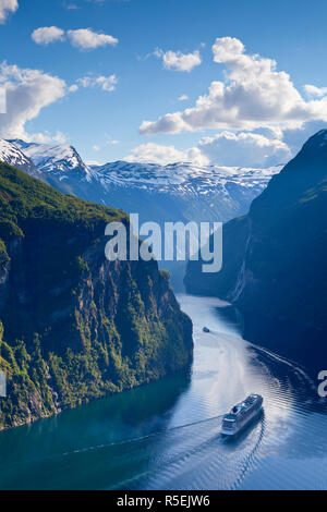 Una nave da crociera naviga attraverso una curva nella drammatica Geiranger Fjord, Geiranger, More og Romsdal, Norvegia Foto Stock