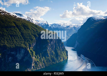 Una nave da crociera naviga attraverso una curva nella drammatica Geiranger Fjord, Geiranger, More og Romsdal, Norvegia Foto Stock