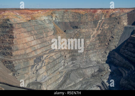 Una vista del Super Pit goldmine in Kalgoorlie, Australia. Si tratta di uno dei più grandi open pit mine nel mondo. Foto Stock