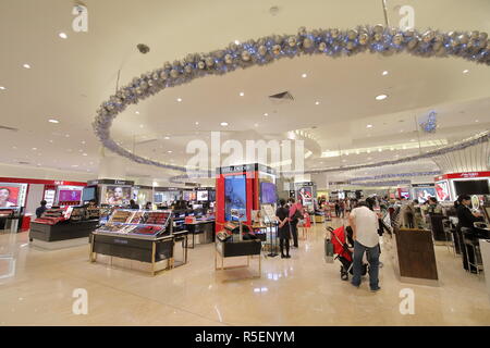 La gente visita Takashimaya e Ngee Ann city shopping mall in Orchard Road di Singapore. Foto Stock