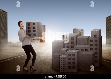 Asian business donna blocco di sollevamento della città Foto Stock