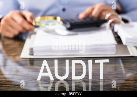 I dati finanziari Analyst con testo di Audit sulla scrivania Foto Stock