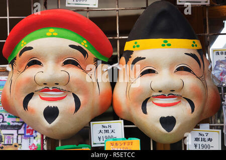 Giappone Tokyo Asakusa, Nakamise Dori Shopping Street, Souvenir Fortunato Dio maschere Foto Stock