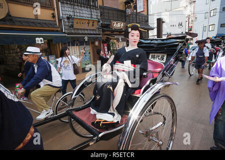 Giappone Tokyo Asakusa, Geisha in Rickshaw Foto Stock