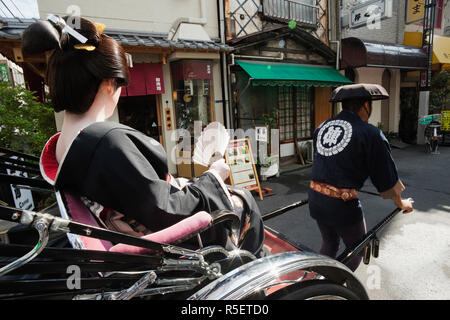 Giappone Tokyo Asakusa, Geisha in Rickshaw Foto Stock