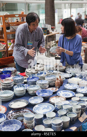 Giappone, Tokyo, Yurakucho, Oedo mensile del mercato di Antiquariato presso il Tokyo International Forum Building, Display in ceramica Foto Stock