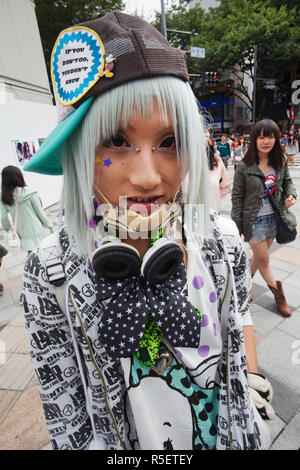 Giappone, Tokyo Harajuku, giovane uomo in costume cosplay Foto Stock