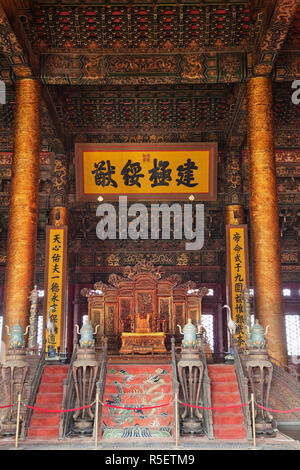 Cina, Pechino, Palace Museum o la Città Proibita, imperatori trono nella sala della suprema armonia Foto Stock