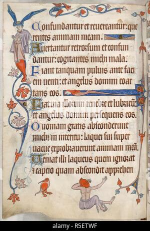 Salmo 34; grottesche. Luttrell Salterio. Inghilterra [East Anglia]; circa 1325-1335. Tutto folio. Il Salmo 34. Decorazione di confine con grottesche; un uomo con la parte superiore del corpo di un uomo barbuto che indossa una mezza lunghezza mantello e un panno blu legato intorno alla sua testa con due battenti festoni di drappeggi billowing sopra la sua testa e quarti posteriori di una bestia con zoccoli selvaggi. Nel margine inferiore, un piccolo uccello grottesco e una figura maschile con la testa del demone che siede con la schiena rivolta, le sue gambe disteso davanti a lui e il suo braccio sollevato per schermare il suo volto. Immagine presa dal Luttrell Salterio. Originariamente produ Foto Stock