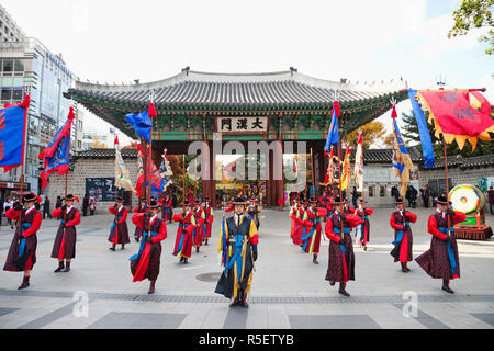 Corea del Sud, Seoul, Palazzo Deoksugung, cerimonia del Cambio della guardia Foto Stock