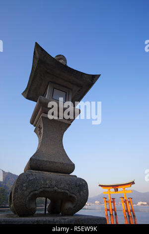 Il Giappone, l'isola di Miyajima, santuario di Itsukushima, Torii Gate Foto Stock