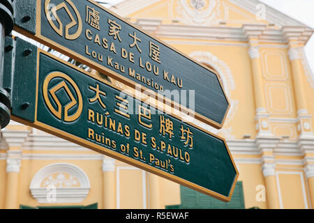 Cina, Macau, bilingue cartelli stradali che indicano le Attrazioni Turistiche Foto Stock