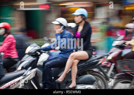 Il Vietnam, Hanoi, traffico di moto Foto Stock