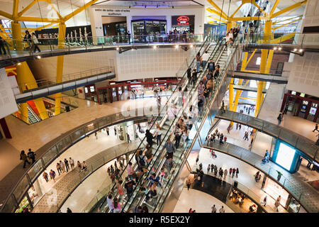 Spagna, Barcellona, interno del convertito Bullring noto come Las Arenas Shopping Center a Placa Espanya Foto Stock