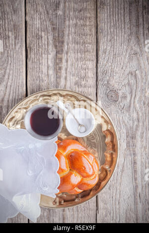 Vino, challah su una superficie di legno. Sabato Ebraico Foto Stock