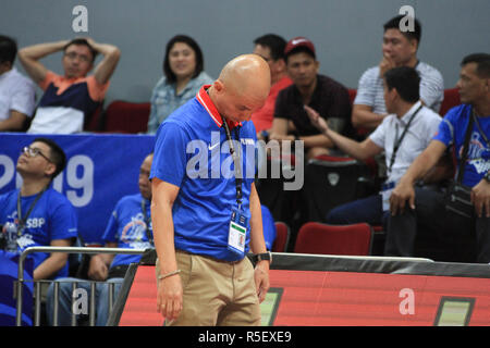 Pasay City, Filippine. 30 Novembre, 2018. Yeng Guiao è visibilmente sconsolato dopo assorbimento di una perdita per le Filippine contro il Kazakistan. Credito: Dennis Jerome Acosta/ Pacifico premere/Alamy Live News Foto Stock