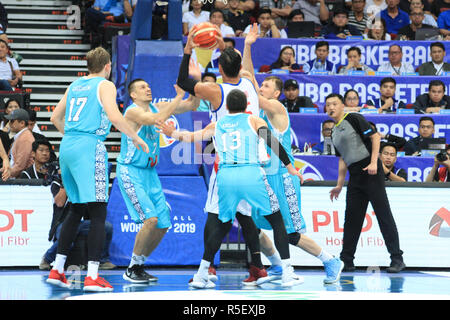 Pasay City, Filippine. 30 Novembre, 2018. Junemar Fajardo (15, bianco) è circondato da quattro giocatori kazako (blu) durante il loro match FIBA. Credito: Dennis Jerome Acosta/ Pacifico premere/Alamy Live News Foto Stock