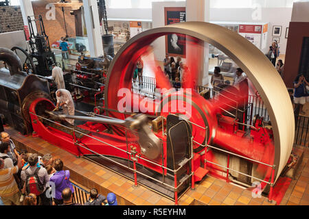 Inghilterra, London, Kensington, il museo della scienza, l'energia Hall, Mulino presentano motore da Burnley Ironworks Company 1904 Foto Stock