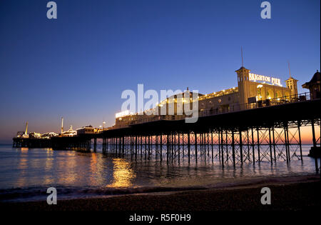 Il Brighton Pier illuminata di notte, Brighton East Sussex, Regno Unito Foto Stock