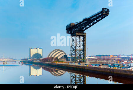 Regno Unito, Scozia, Glasgow, Scottish Exhibition and Conference Centre SECC, o Armadillo e Finnieston gru accanto al fiume Clyde Foto Stock