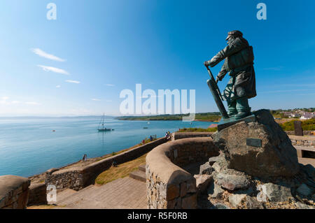 Regno Unito Galles, Gwynedd, Anglesey, Moelfre, Dic Evans statua a Moelfre scialuppa di salvataggio Station Foto Stock