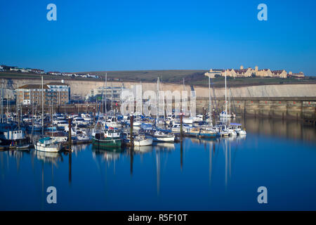 Regno Unito, Inghilterra, Sussex, Brighton Brighton Marina, & indipendenti Roedean School in background Foto Stock