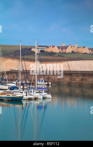 Regno Unito, Inghilterra, Sussex, Brighton Brighton Marina, & indipendenti Roedean School in background Foto Stock