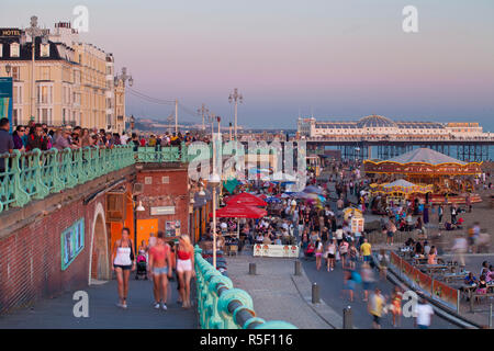 Regno Unito, Inghilterra, sulla spiaggia di Brighton al crepuscolo Foto Stock