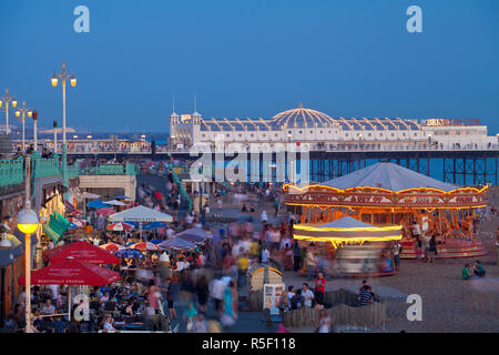 Regno Unito, Inghilterra, caroselli sul fronte spiaggia di Brighton al crepuscolo Foto Stock