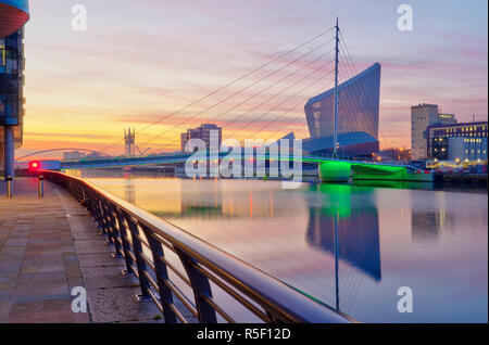 Regno Unito, Inghilterra, Greater Manchester, Salford, Salford Quays, Imperial War Museum North e passerella MediaCityUK Foto Stock