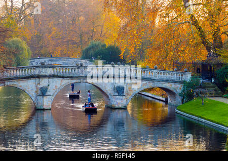 Regno Unito, Inghilterra, Cambridge, spalle, chiara e King's College di ponti sul fiume Cam in autunno Foto Stock