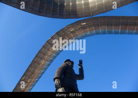 Regno Unito, Inghilterra, Birmingham, Coventry, Statua di aria Commodoro Frank Whittle guardando il primo volo di prova di propulsione jet Gloster Whittle nel 1941 Foto Stock