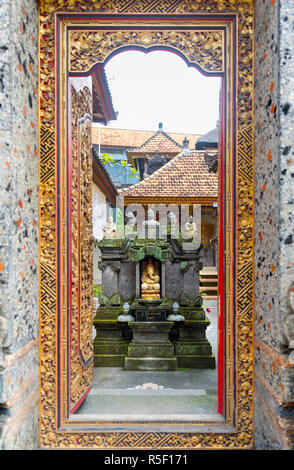 Il tradizionale design Balinese Ganesha statua del Dio della sapienza e della prosperità Foto Stock