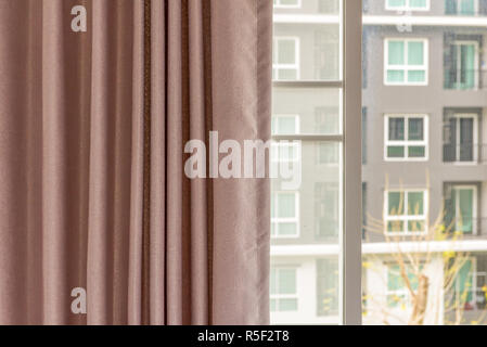 Tenda bianca leggermente aperto nella confortevole sala per lo sfondo Foto Stock