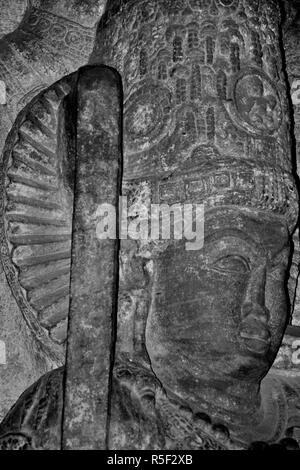 Idoli scolpiti sulla parete interna dei templi di Badami Caves, Bagalkot, Karnataka, India Foto Stock