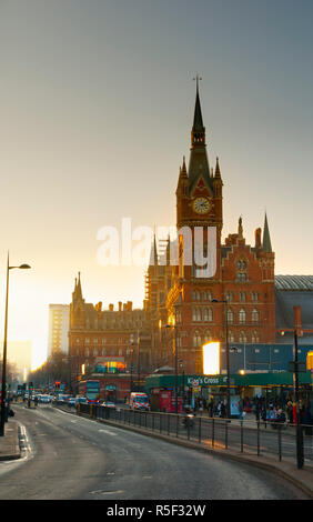 Regno Unito, Inghilterra, Londra Kings Cross Station e Midland Hotel sopra la stazione di St. Pancras Foto Stock