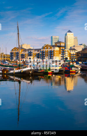 Regno Unito, Inghilterra, Londra, Limehouse Basin e Canary Wharf oltre Foto Stock