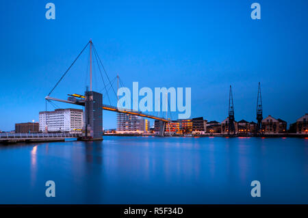 Regno Unito, Inghilterra, Londra, Royal Victoria Dock, Royal Victoria Dock Bridge Foto Stock