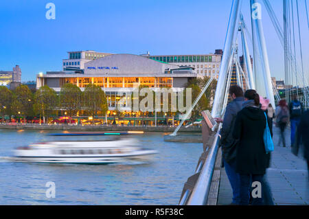 Regno Unito, Inghilterra, Londra, Royal Festival Hall da Hungerford ponte attraverso il Fiume Tamigi Foto Stock