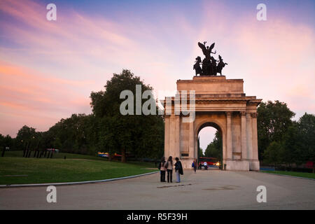 Regno Unito, Inghilterra, London, Westminster, Hyde Park Corner, Wellington Arch al tramonto Foto Stock