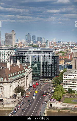 Park Plaza Westminster Hotel e Canary Wharf in background, London, England, Regno Unito Foto Stock