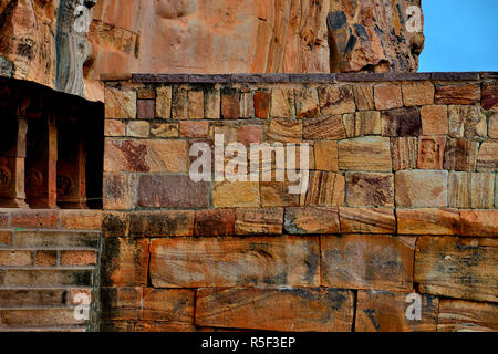 Modelli di arenaria sulle Grotte Badami templi, Badami, Bagalkot, Karnataka, India Foto Stock