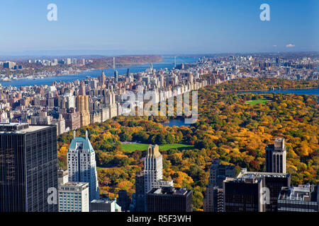 Stati Uniti d'America, New York City, Manhattan, vista di uptown di Manhattan e Central Park dal ponte di visualizzazione del Rockefeller Center Foto Stock
