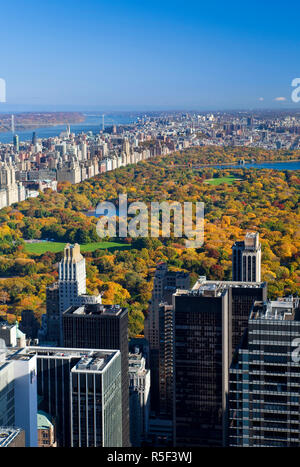 Stati Uniti d'America, New York City, Manhattan, vista di uptown di Manhattan e Central Park dal ponte di visualizzazione del Rockefeller Center Foto Stock
