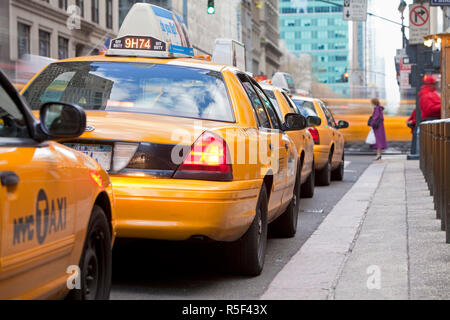 Stati Uniti d'America, New York City, Manhattan, la Grand Central Station, servizio taxi fuori dalla stazione Foto Stock